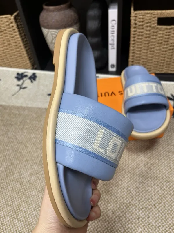 P320💰[New model] Long-term availability, 2025 new model, couple model [LOUlS VUlTTON] comes with drawer box, bag, card, invoice "Louis Vuitton ~ unique modern sandals. 》LV counter purchasing 🏃Men's and women's casual slippers, sold at the same time at the counter, the original old flower material upper is soft and comfortable, (refuses to discolor and rub the feet) sole: original factory special combination original sole, code number: 35--46 4 multiple colors 🉑️ to choose from